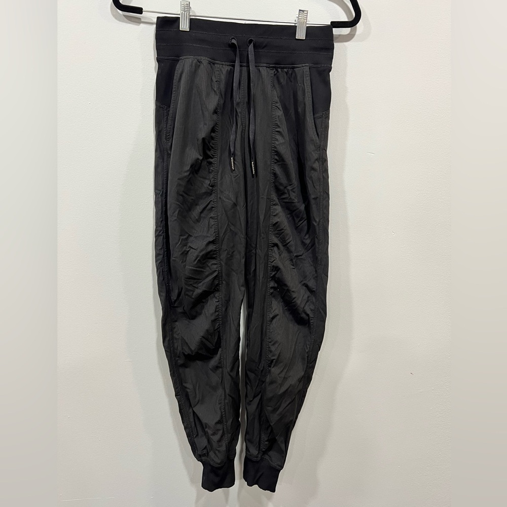 Lululemon Dance Studio Pants Women size 2 Black Jogger Pull On with pockets